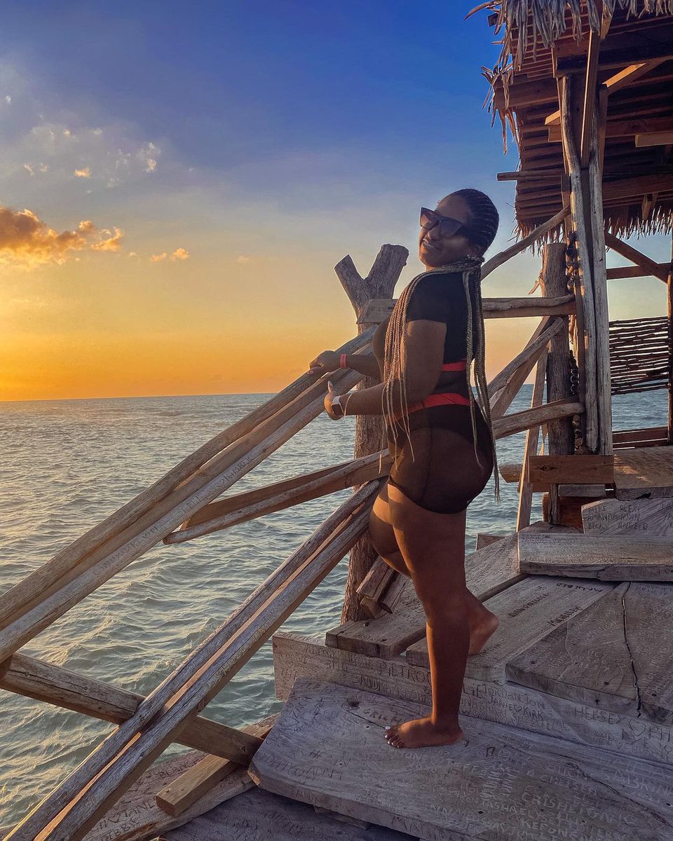 VisitJamaicaUK's tweet photo. Enjoying a gorgeous Jamaican sunset in a floating bar in the middle of the sea… just as it should be 😍😍
📷: @renontherunway via Instagram
#VisitJamaica #OneCaribbean #CaribbeanDreaming #CaribbeanLiving #FloatingBar #SunsetDrinks https://t.co/jqe0eiS3FD