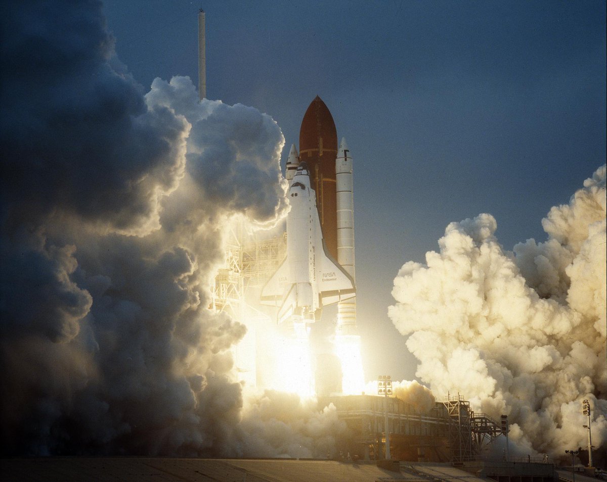 ExploreSpaceKSC's tweet photo. #OTD Space Shuttle Endeavour launched for it's first mission STS-49. 

📸:NASA https://t.co/JvT9wO7CyX