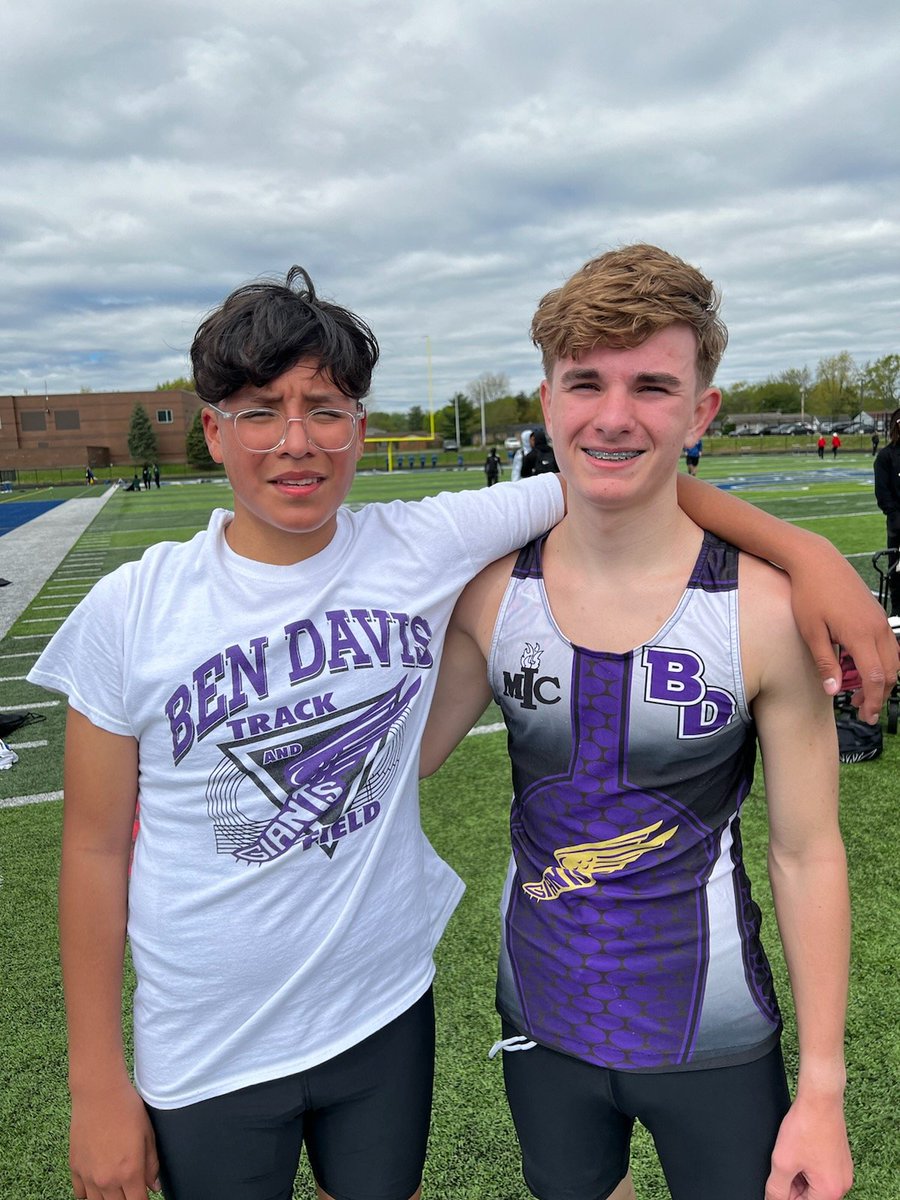 GiantDistance's tweet photo. In 1600, @Finan_Doyle places 5th in 4:52! A Perez Tovias after hawking down a guy for 2nd in 4x8 doubles back to run a 2 sec PR of 5:36! @GiantAthletics @BDtrack @BenDavisHS #bdtrack22 https://t.co/TN9MrjlkWy