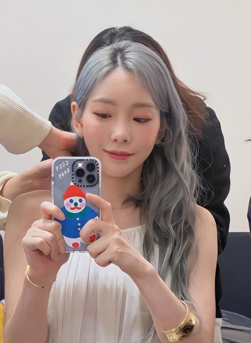 𝐏𝐡𝐞𝐨𝐛𝐞 𝐋𝐞𝐳𝐳 𝐖𝐢𝐧𝐝𝐬𝐨𝐫 tweet media
