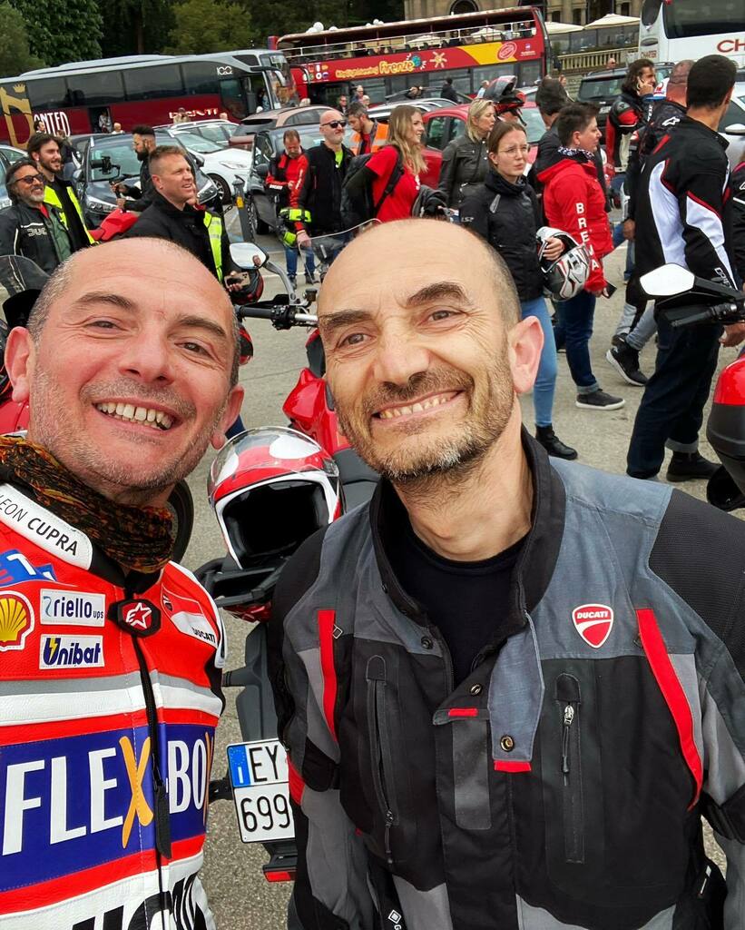 #Ducati parade in Florence celebrating our beloved iron horses!!! 590 motorcycles, police escort, and a the whole Piazzale Michelangelo is transformed into a stunning collection!!!
Being hm in Italy is just damn fantastic!!! #braap 
#ducati #motorcycle #florence #tuscany#Duc…