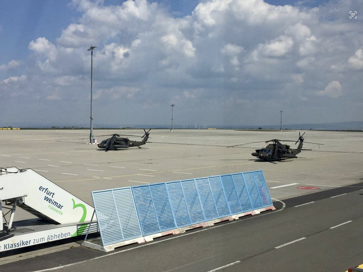 Zeitenspringer's tweet photo. ❗️ Black-Hawks in Erfurt gesichtet❗️
In den Zwei-plus-Vier-Verträgen, die die Wiedervereinigung Deutschlands völkerrechtlich regeln, gibt es  die Zusicherung, keine ausländischen Streitkräfte oder Atomwaffen auf dem Gebiet der ehemaligen DDR zu stationieren. https://t.co/xo2hHBB4cj