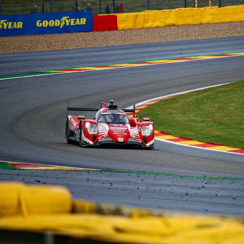 Robin Frijns geeft echt een masterclass regenrijden hier op Spa! Jammer dat het gestopt is met regenen en de baan alweer droge lijnen vertoont. Al is het voor de toeschouwers een stuk beter zonder hoosbuien 😇 #fiawec #canon #canoneos70d <a href="/robinfrijns1/">Robin Frijns</a> instagr.am/p/CdQyrqJoYlS/