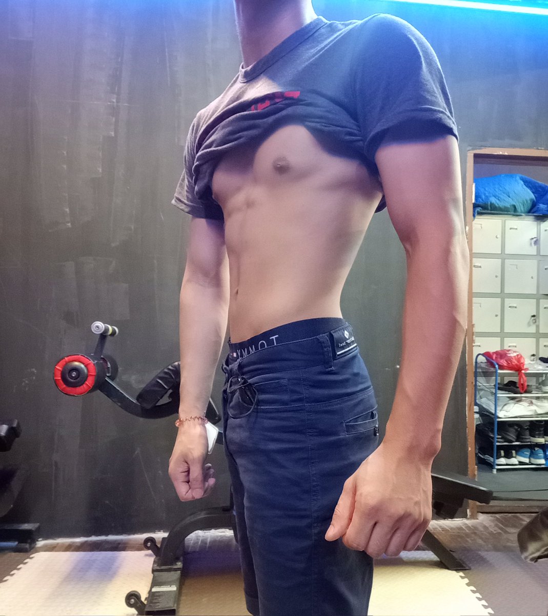 HeinMin15740419's tweet photo. ဆီမလိုတော့ဘူး☺️🏋️‍♀️🏋️‍♂️ https://t.co/PpT8Bpjnld