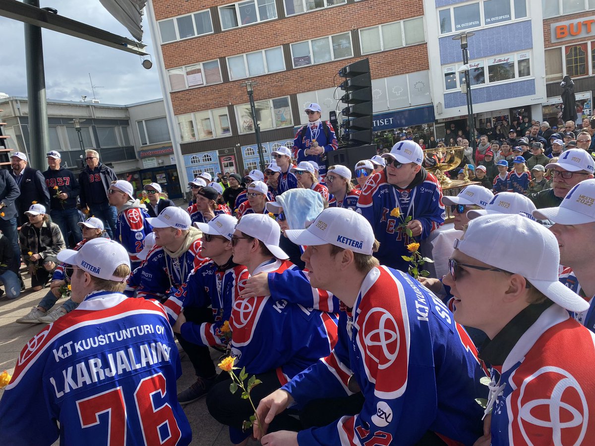 ArjaKujala's tweet photo. Kansanjuhla Koskenpartaalla @ImatranKettera @Imatrankaupunki. Pelaajat ja taustajoukot ovat juhlansa ansainneet #verta #hikeä #ilonkyyneleitä @Mestis https://t.co/hJjrBnX8yi