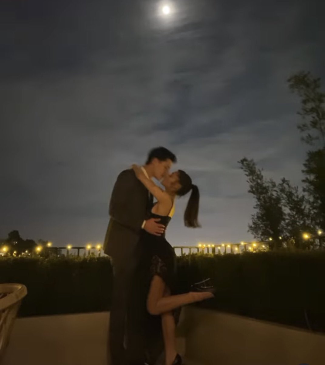 infoari's tweet photo. Em recente artigo, OK Magazine diz que Ariana Grande e seu marido Dalton Gomez estão ocupados tentando engravidar. 

Segundo fontes da revista, a ex-cantora quer ter pelo menos três filhos. https://t.co/mra4zvu5eH