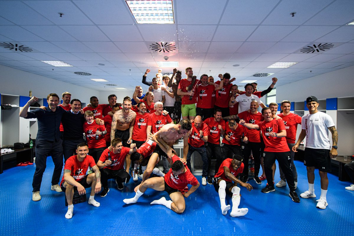 bayer04fussball's tweet photo. 🚨 Kabinenparty-Alarm 🚨

#BayerinderChampionsLeague https://t.co/FdVSg4kQ0z