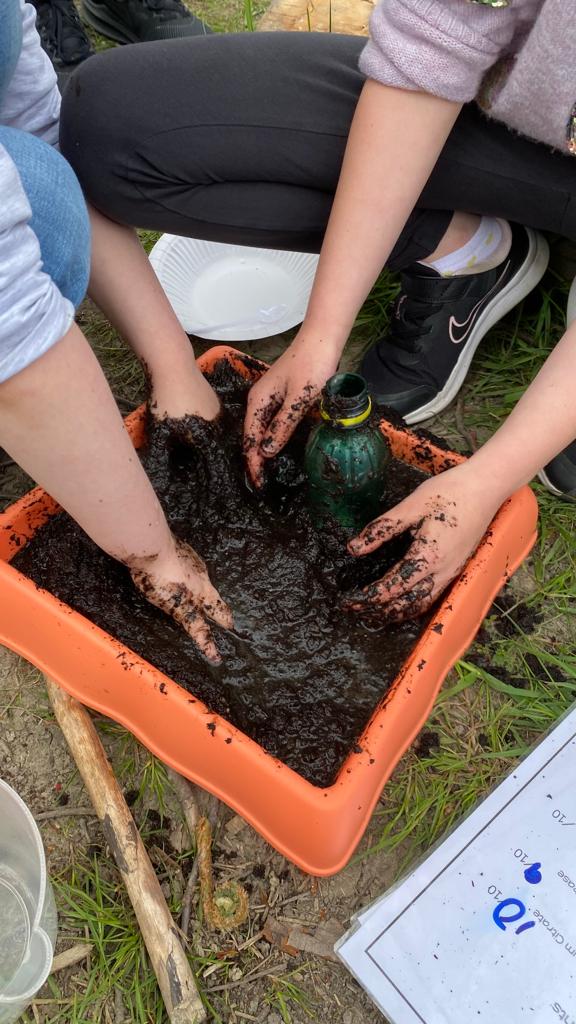 uttjess's tweet photo. Thank you to @HelixFalkirk for letting us join in their #FalkirkScienceFestival today. We did some pond dipping, searched for minibeasts and conducted some muddy experiments! Don't forget to share your photos using the hashtag #ayeforideas
#ponddipping #minibeasts #muddyscience https://t.co/lnml5lvdu6