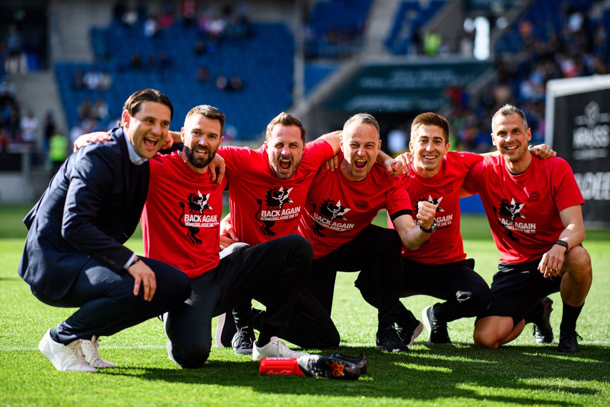bayer04fussball's tweet photo. Das beste Trainerteam der Welt! 🖤❤️

#BayerinderChampionsLeague https://t.co/4TrhzYlfnm