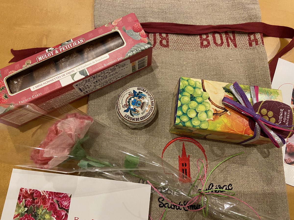 npopiaras's tweet photo. Happy Mother’s Day 💖
香るブドウのチョコレート (レザンドレオソーテルヌ貴腐)とディジョンのパンデミス🥖と大麦のキャンディ(シュクルドルジュ)に手漉き和紙カーネーションを添えた母の日セットが届きました💕
 
#MarcheAimons
#手漉き和紙 https://t.co/ukLe2xzt5M