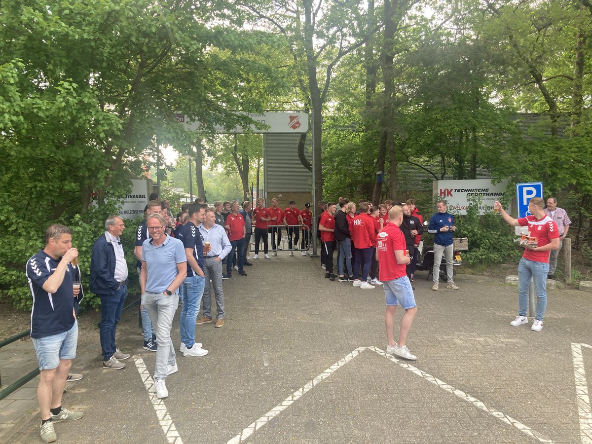 hulzenseboys's tweet photo. Binnenkomst van de kampioenen #Dames1 https://t.co/qdnIUqVsqr