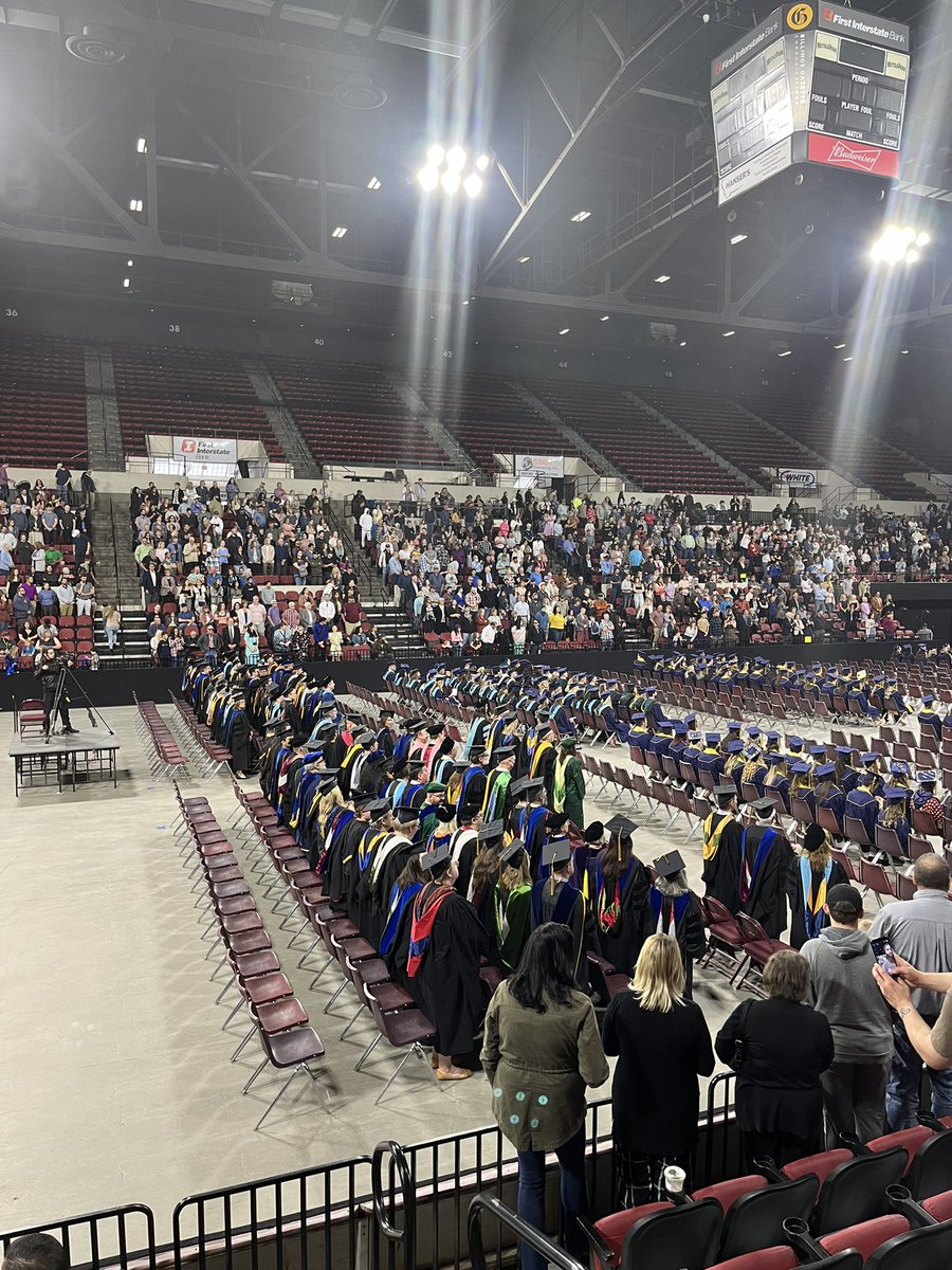 MikeBaze4015's tweet photo. Commencement!!! Go ๐๐๐ @MSUBsports @msubillings #JacketStandard https://t.co/UDIhHQHldx