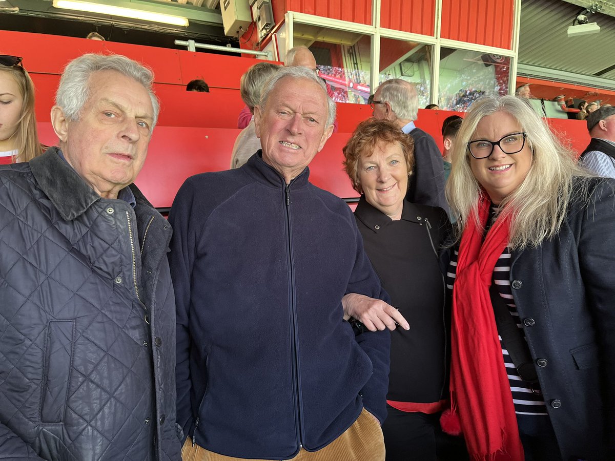 Helen_Claire71's tweet photo. The same line up that started the season finished the season! Magnificent performance today from @sheffieldunited - really don’t think Fulham knew what had hit them ⚔️#sufc #blades #playoffbound #familytime #4nil #bramalllane #teamperformance https://t.co/SwwqTz5fiw