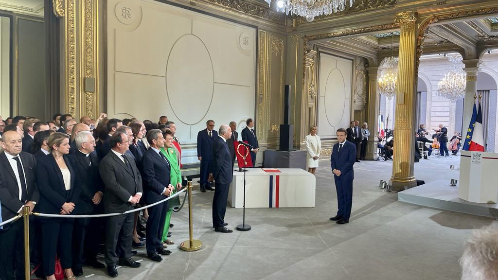 Je serai l’invité de <a href="/franceinfo/">franceinfo</a> ce soir à partir de 21h10 pour évoquer à la radio l’investiture d’<a href="/EmmanuelMacron/">Emmanuel Macron</a>, cérémonie à laquelle j’ai assisté ce matin à l’<a href="/Elysee/">Élysée</a>. À tout à l’heure !