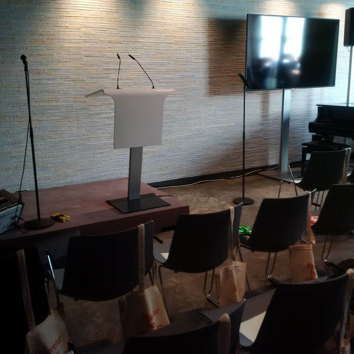 EditionRuprecht's tweet photo. Göttingen hat jetzt auch ein #Literaturhaus. Wo vom @SteidlVerlag einst eine Druckmaschine stand, wurde heute die "Wand der ungelesenen Bücher" vorgestellt, Haus ist schleißlich im #KuQua (KunstQuartier). Reden von @KFriderichs, @MpStephanWeil, und fulminant @SaschaStanicic https://t.co/b4wNKS4aGh