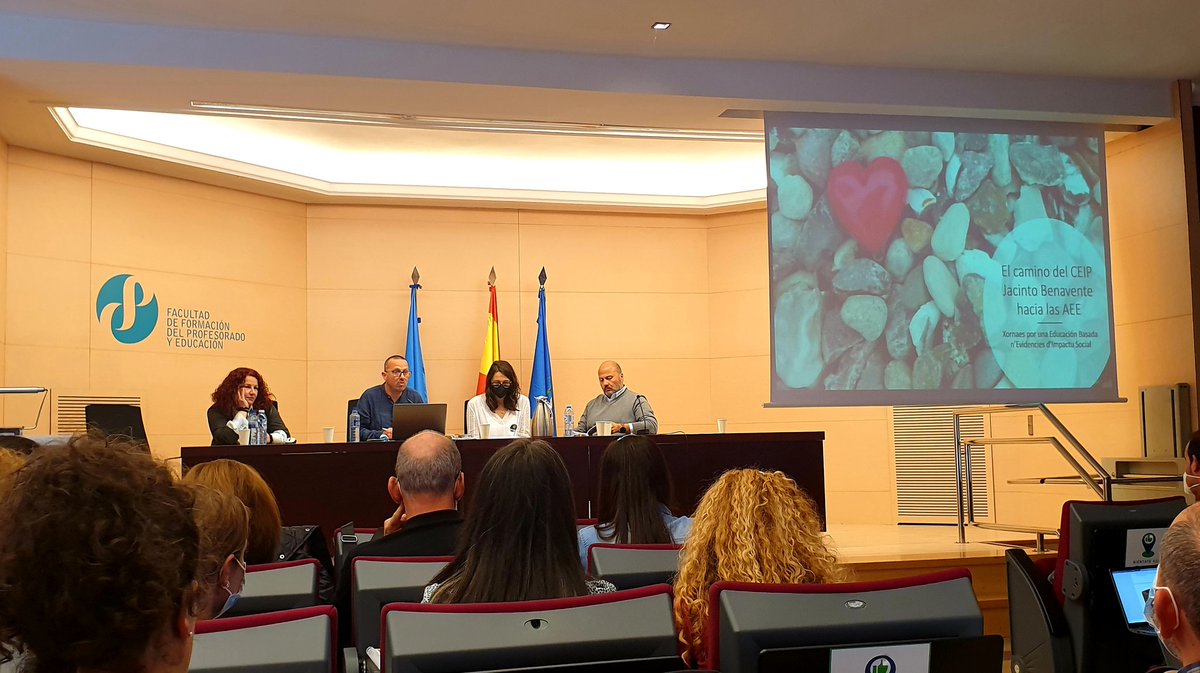 Preciosa intervención de nuestro compañero @xandruarmesto contando nuestra experiencia en las Jornadas por una Educación Basada en Evidencias de impacto social. Reencantandonos y soñando futuro con las AEE. Gracias a toda nuestra Comunidad. #Xornaes_AEE #EducaciónPrimaria