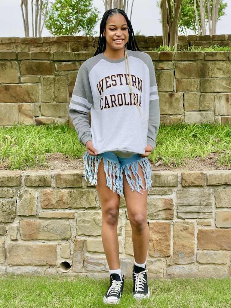 LMCarr13's tweet photo. I’d like to thank God for continuing to give me the opportunity to play the game that I love. I am extremely excited to announce my commitment to further my academic and athletic career at Western Carolina University! @CatamountVB #GoCats #journeytobecomingaDPT https://t.co/9tjEH2EmGA