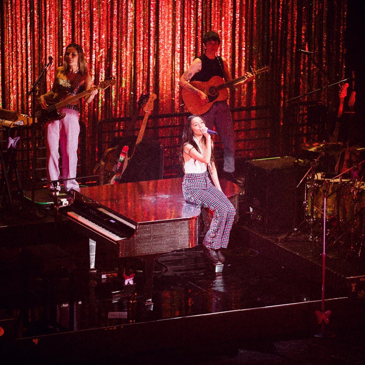LiviesHQ's tweet photo. philly philly philly!!! we love u &amp; can’t wait 2 see u again for #SOURTOURphiladelphia n2 TONIGHT 🥰💜 https://t.co/gtBJYOq2w7