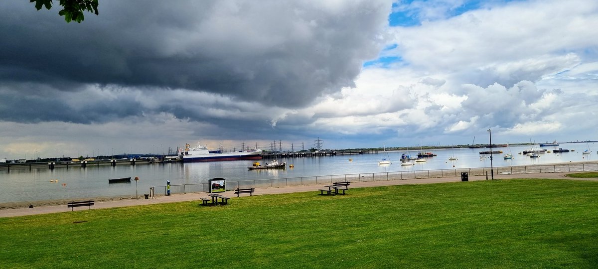 philipwin83's tweet photo. A beautiful spot for alfresco lunch 🍾🥪🌮⛵️ #visitGravesend @visit_gravesend #Thames @DonnaMatton 😃 https://t.co/ZzXeDduNci