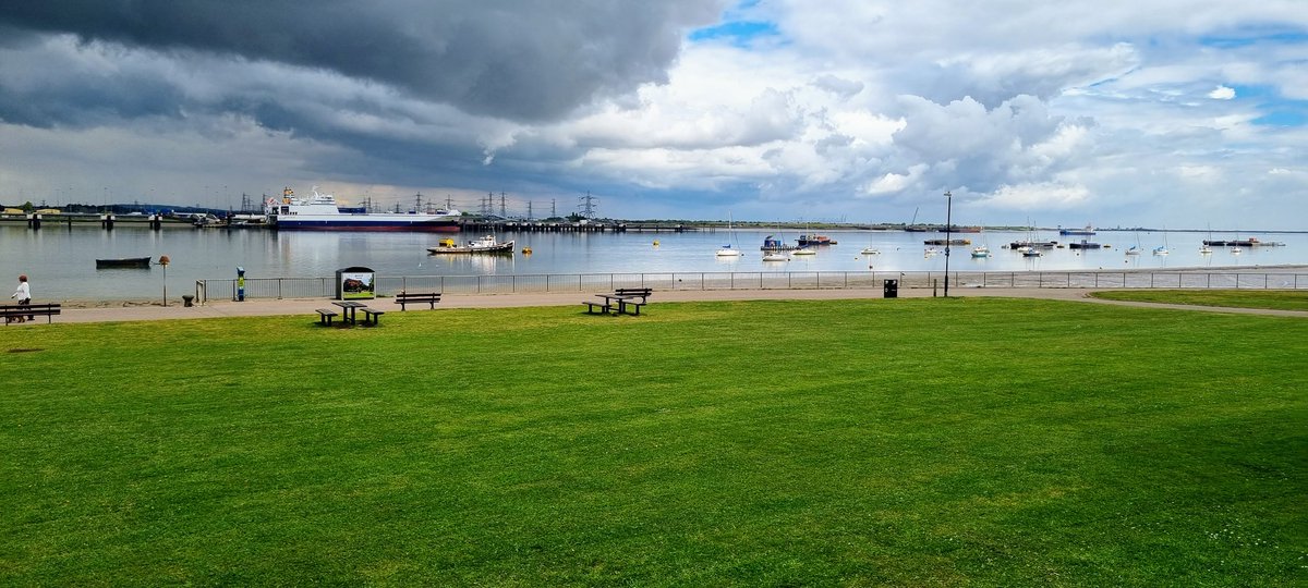 philipwin83's tweet photo. A beautiful spot for alfresco lunch 🍾🥪🌮⛵️ #visitGravesend @visit_gravesend #Thames @DonnaMatton 😃 https://t.co/ZzXeDduNci