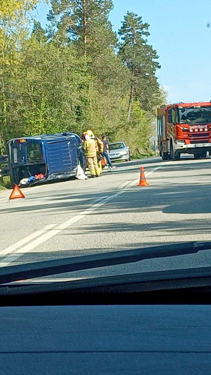 #aramateix #C59 tallada a l’alçada de la Fàbrega entre Moià i Castellterçol.
Desconeixem la gravetat edperem que no sigui greu, però és el tercer cap de setmana consecutiu anb accidents a Moià, els 2 anteriors van ser gravíssims.
<a href="/territori/">Societat Catalana d'Ordenació del Territori (SCOT)</a> <a href="/transit/">Trànsit</a> <a href="/ajmoia/">Ajuntament de Moià</a>
#c59segura