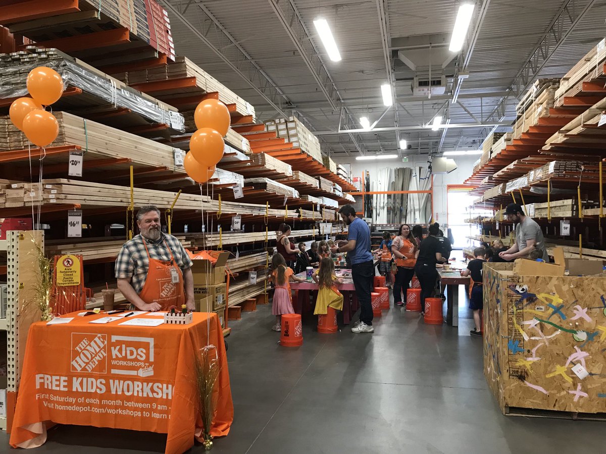 CathyShoemake18's tweet photo. We’re having a great time with Kids Workshop today!  #Kidsworkshop #store2847
⁦@RJleslie2⁩ ⁦@belford_melissa⁩ ⁦@CaseyThd⁩ https://t.co/bmOPgpKdNU