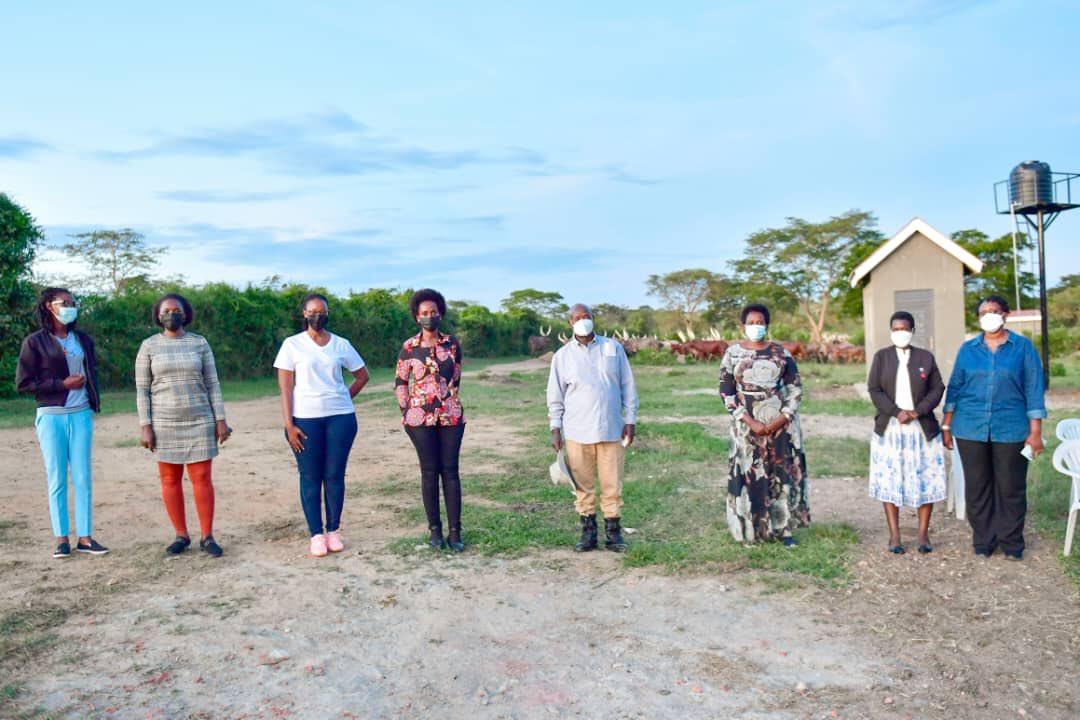 IreneMugisha's tweet photo. Always humbling getting a tutorial on our indigenous Ankole cow from HE ⁦@KagutaMuseveni⁩. We need to preserve this part of our heritage.  🐄

#ExploreUganda https://t.co/doB6D5cnuX