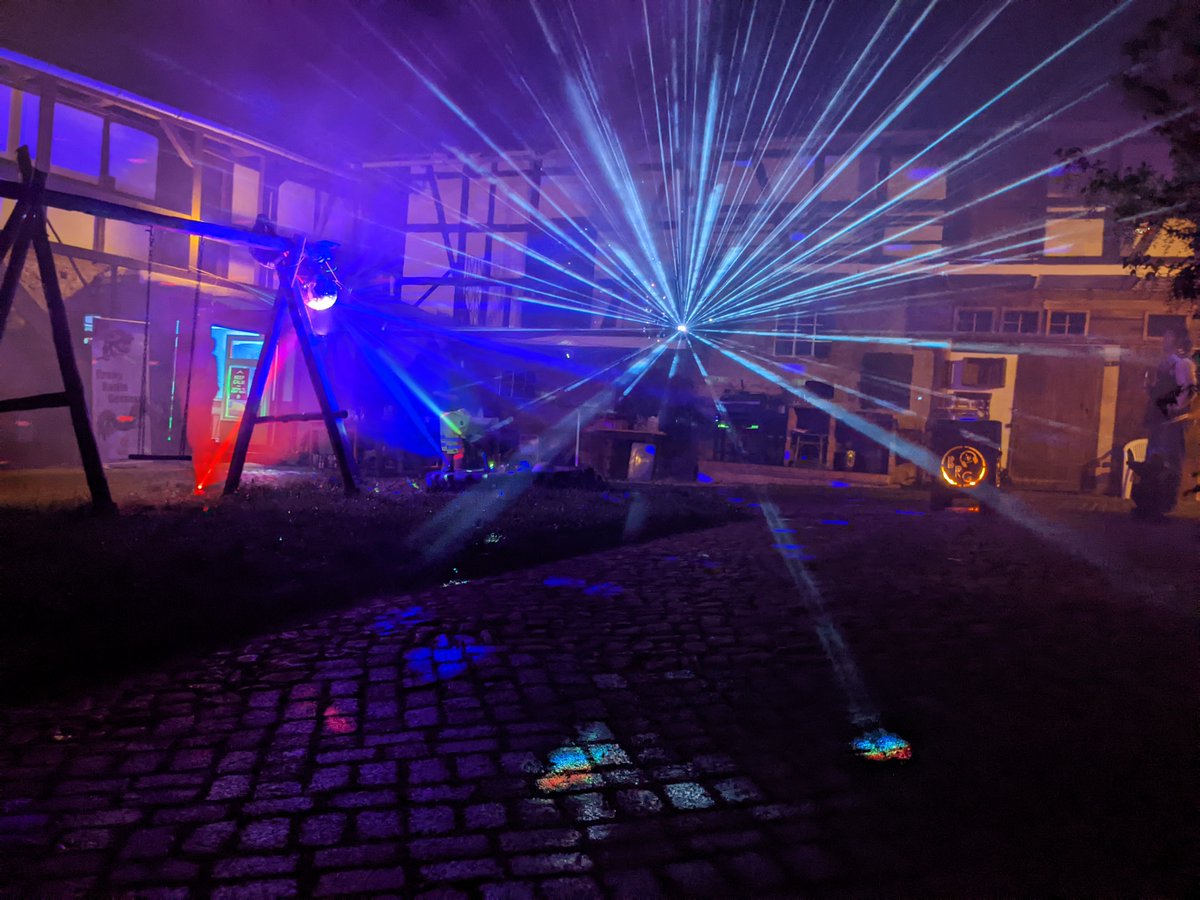 bronyradioger's tweet photo. Unser Techniker @horstwursti1 war fast besorgt er hätte es übertrieben. 
Wir finden es perfekt! 👌
#Brgmeetup2022 https://t.co/8wZFy4kSRi