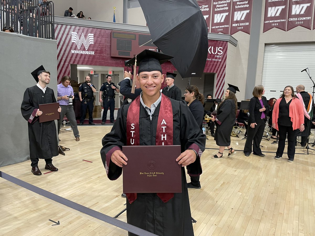 GMadrid5's tweet photo. Congratulations @madrid__05 !! 
Double Major in Finance and Economics 
Minor in Business Law and Communication https://t.co/ieThVBbJuC
