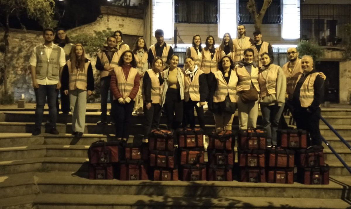 corbadatznolsun's tweet photo. Bugün @gsusfk ve bireysel katılım sağlayan, toplamda 25 gönüllümüz ile birlikte evsizlere gıda dağıtıp bir araya geldik. 🦺🥣

📍Taksim https://t.co/EnK7Lhq2ot