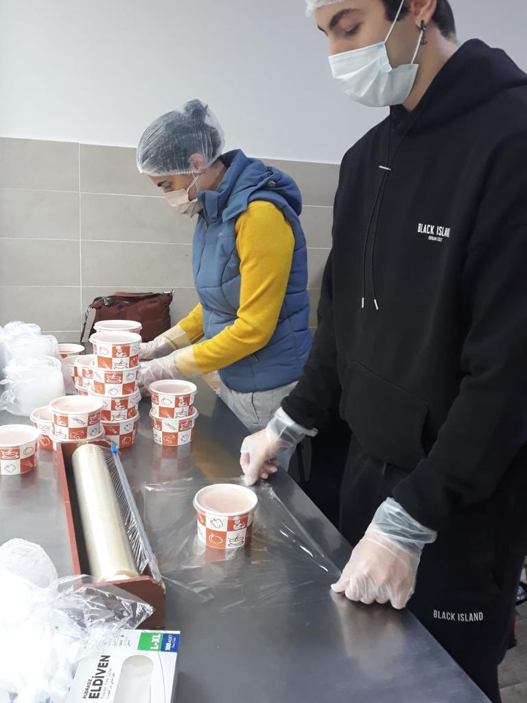 corbadatznolsun's tweet photo. Bugün @gsusfk ve bireysel katılım sağlayan, toplamda 25 gönüllümüz ile birlikte evsizlere gıda dağıtıp bir araya geldik. 🦺🥣

📍Taksim https://t.co/EnK7Lhq2ot