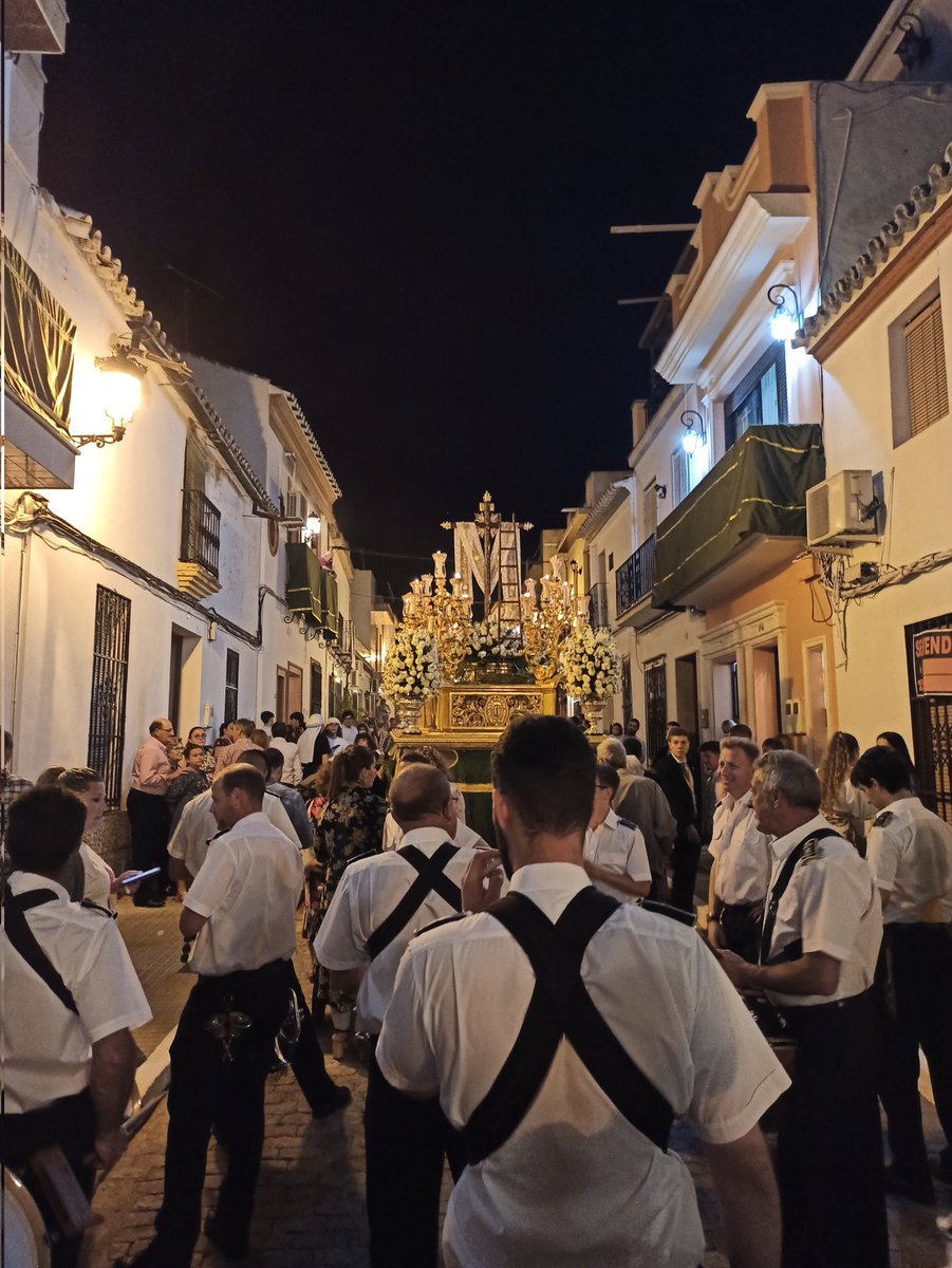 La <a href="/hdadsantana/">Hdad de la Santa Cruz de la Calle Santa Ana</a> llega a su barrio a los sones de "Reina de la O", "Coronación de la Macarena" y "La Estrella Sublime".