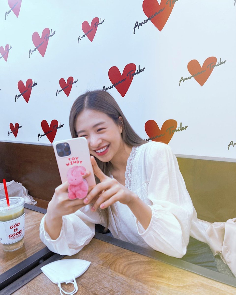 aprilthinker's tweet photo. RACHEL AND CHAEWON TOGETHER 😭 https://t.co/4tDX8M8YtS