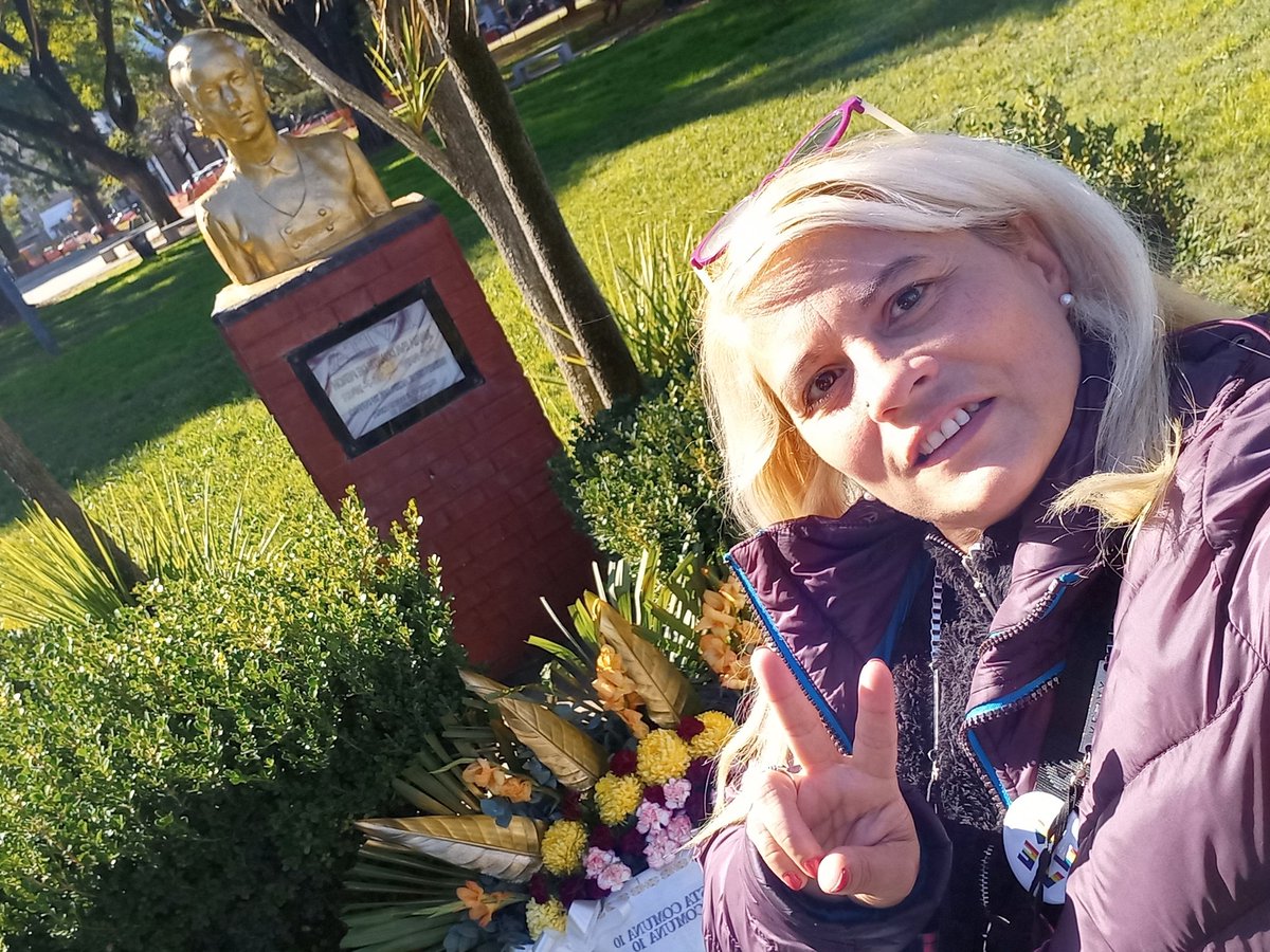 BethRon93's tweet photo. Así Homenajeamos hoy lxs compañerxs del @PComuna10 a nuestra eterna abanderada Evita✌💜✌🌸
#evitanosune
Pjmujeres.comuna10
@retondino
@hector_paladini
@silvi_fer2015
@pe_sarmiento
#mailen https://t.co/NzDSEYFDme