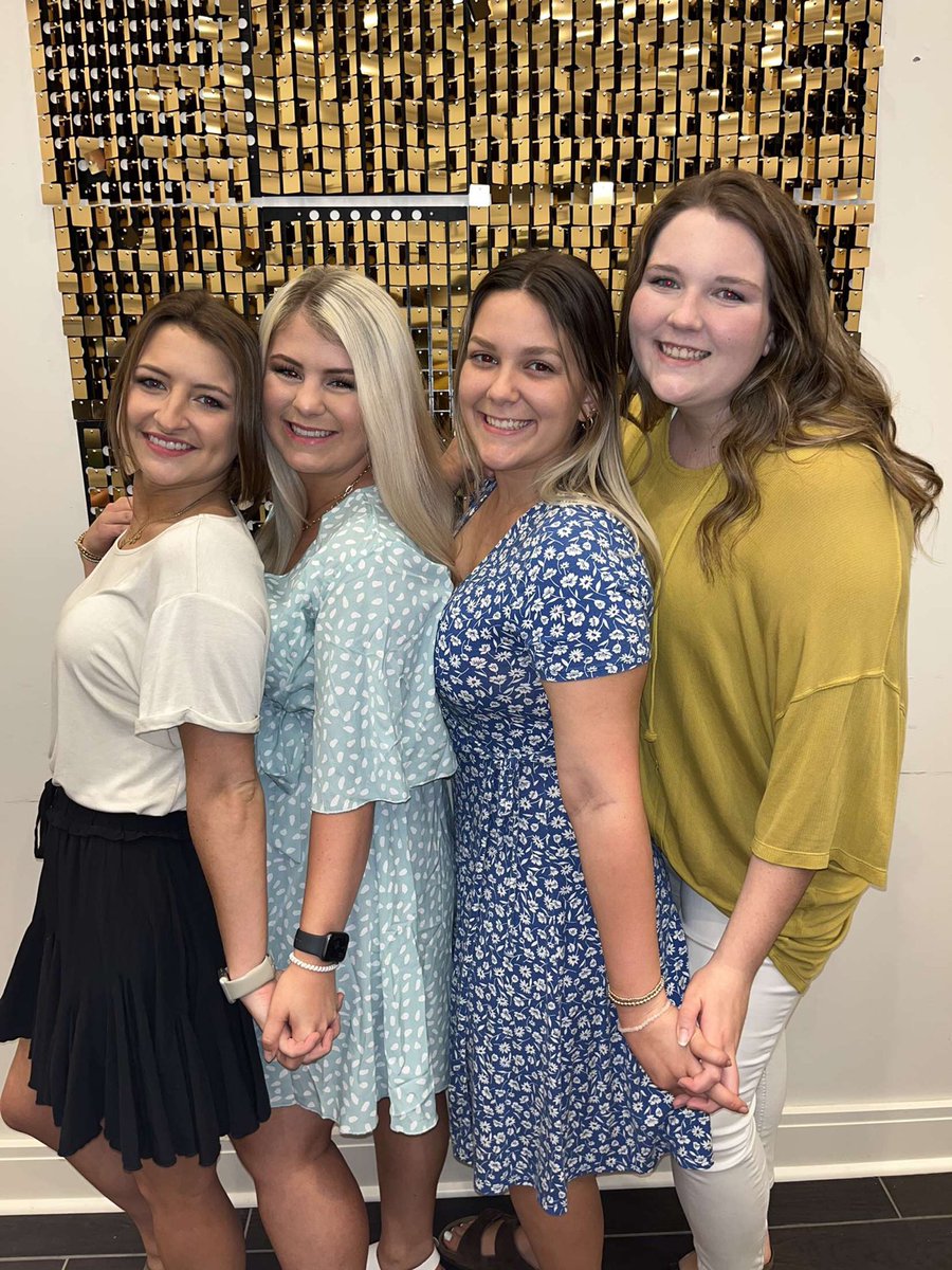 kaylabryant83's tweet photo. UTM- a place to call home forever. So thankful for these past 4 years at an amazing university with the best chancellor, the best friends, and the best professors in the world 💓 https://t.co/xIbgmidoUh