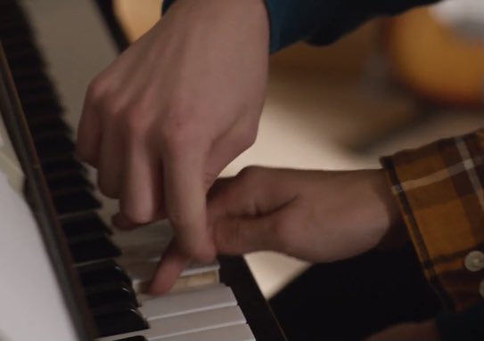 yr_purplehoodie's tweet image. Simon x Wilhelm, hands [1/3]