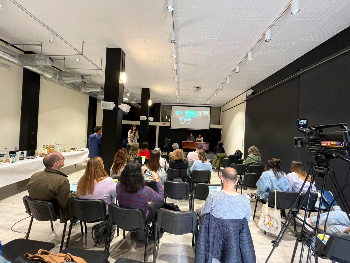 JMAlbiac's tweet photo. Un plaer participar amb la companya @Raquelssanse en la Jornada #Primavera360 presentant el nostre projecte #FemEscola #TotxsSumem @EscolaFlix per incrementar les oportunitats d’aprenentatge.
Moltes gràcies @educacio360 per escollir-nos com a seu amb @AjuntamentFlix #Seguim 😊 https://t.co/qpuC1SryY1