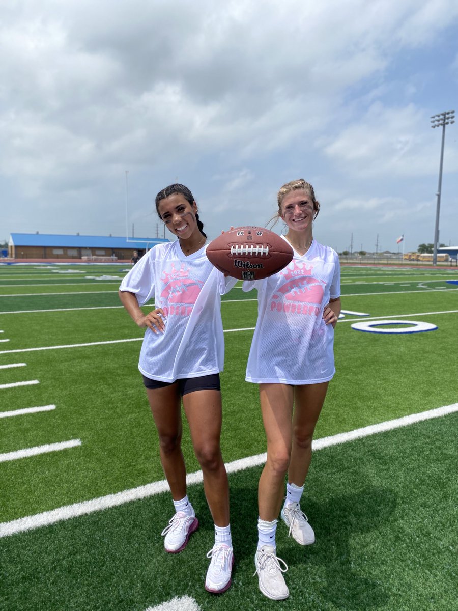 GaydenNatalie's tweet photo. Class of 2022…back to back champions in Powder Puff! #sorrynotsorry #theyarescrappy #powderpuff https://t.co/fl5aDdr2hj