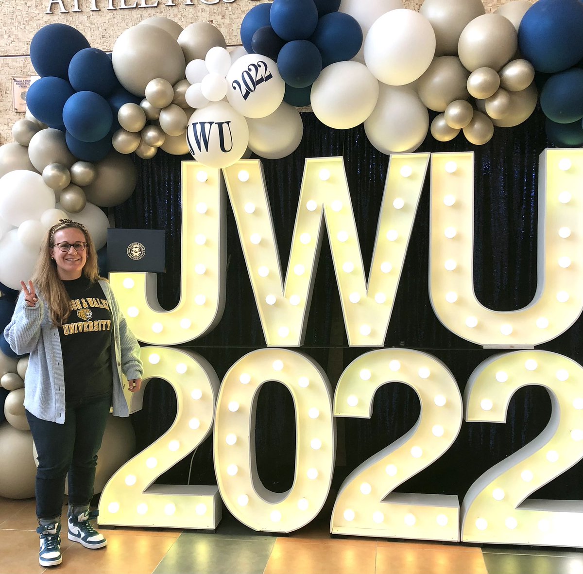 alexbelieves19's tweet photo. #JWU22 
Finally FinishEd.D. 
#justcallmedoctor 

Thankful for my professors and for my family who helped me to succeed and get this far :) 💜🌎🍎🍏 https://t.co/xpuEgYEKDd