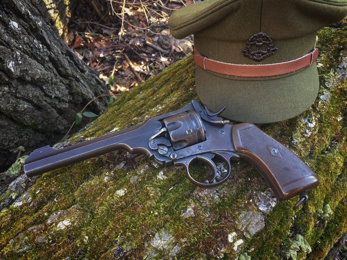 OldMauserMan's tweet photo. The Webley Mark VI looks like what a service revolver should look like, don’t you think? #webley #revolver #gunsofinstagram #BritishArmy #army #militaryhistory #History https://t.co/pwUvBxM1qg
