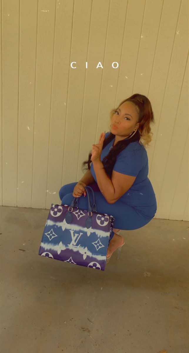 CharsityJ's tweet photo. Out the mix but in my bag 💙 #sitpretty https://t.co/N1rcGd4rHs