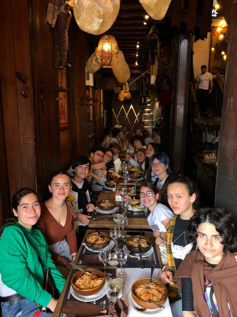 fle_isabel's tweet photo. Última jornada en Bélgica. Día de consolidar amistad entre anfitriones y visitantes disfrutando de la capital europea. Semana extraordinaria, en la que alumnado y profesorado hemos aprendido y compartido los valores europeos con ☀️. Merci! Dank u wel! @BelgiuminSpain #ErasmusPlus https://t.co/VwRVeNz6mG