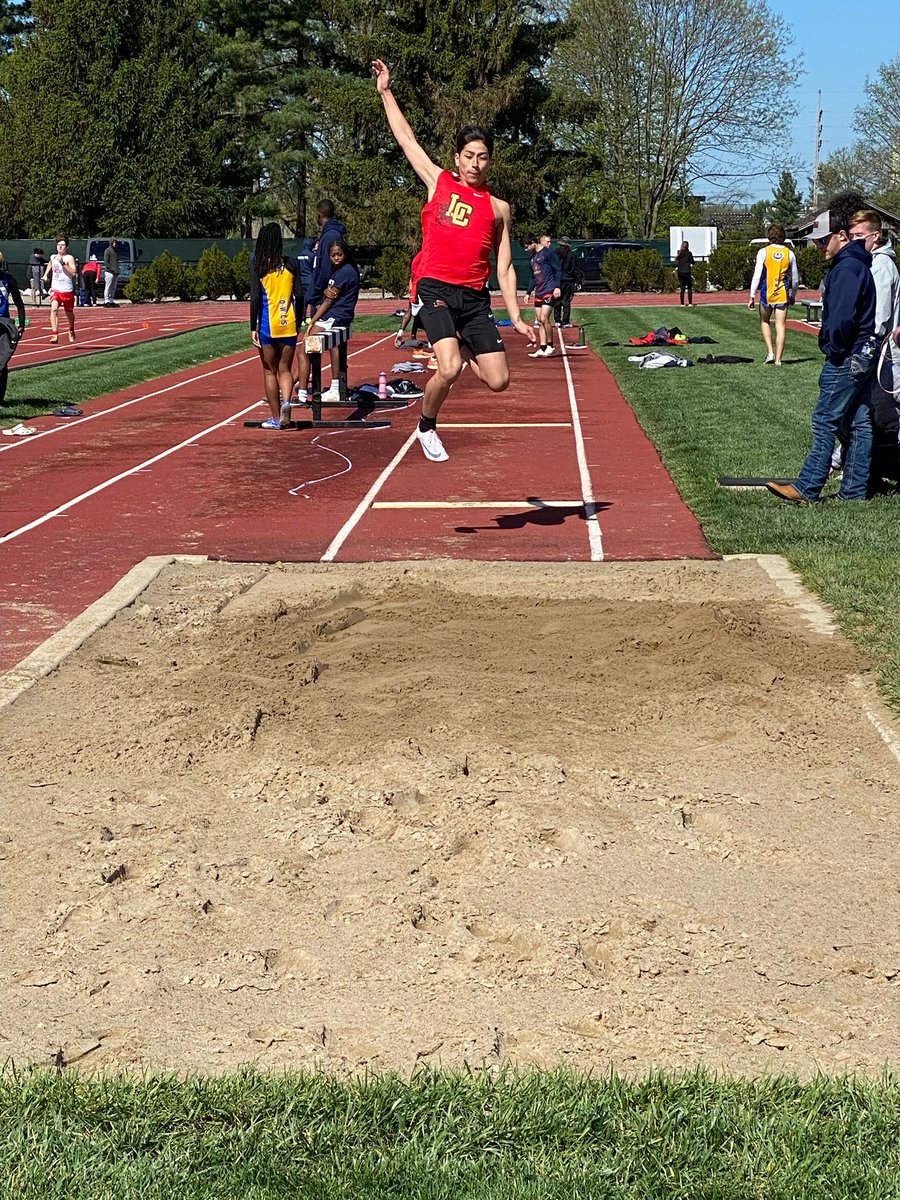 LionsAthletics's tweet photo. #LCSTRACK At the PAAC Meet!  
Ella Wall- 8th 400m and fifth in the 3200
Abby Etchison-8th in the 1600 and 4th in the 3200                             Josiah Cabello- 6th in the long jump                           Noah Price- 1st in the 1600 and 3200 https://t.co/lcyCHIG058
