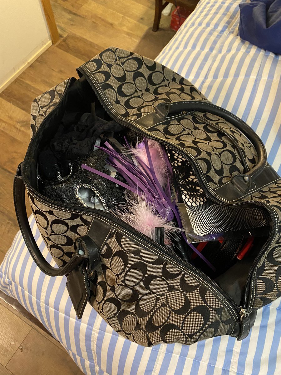 vmarsddd's tweet photo. I’m horny🍒💦Come hang 🍆out with me and my bag of wanders 😈 #pinkhole https://t.co/YCFhyCdd6Z