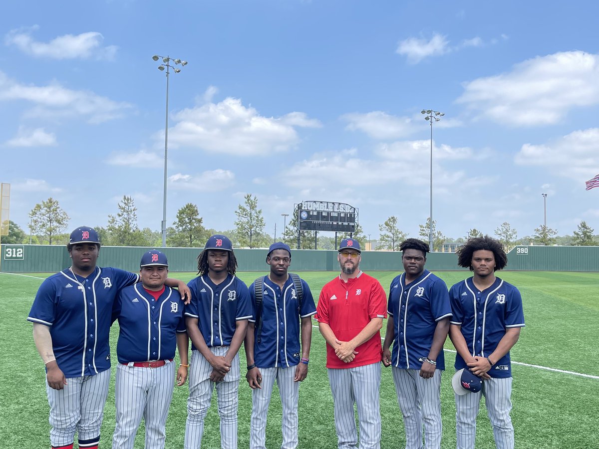 _davisbaseball's tweet photo. It was a good 4 years with this crew, we did work all 4 of those years. Good luck on the next adventure. @MVaughanJr @_j8is0n @vvazquez_18 @MyshawnKing https://t.co/Rfqh5rtHcU