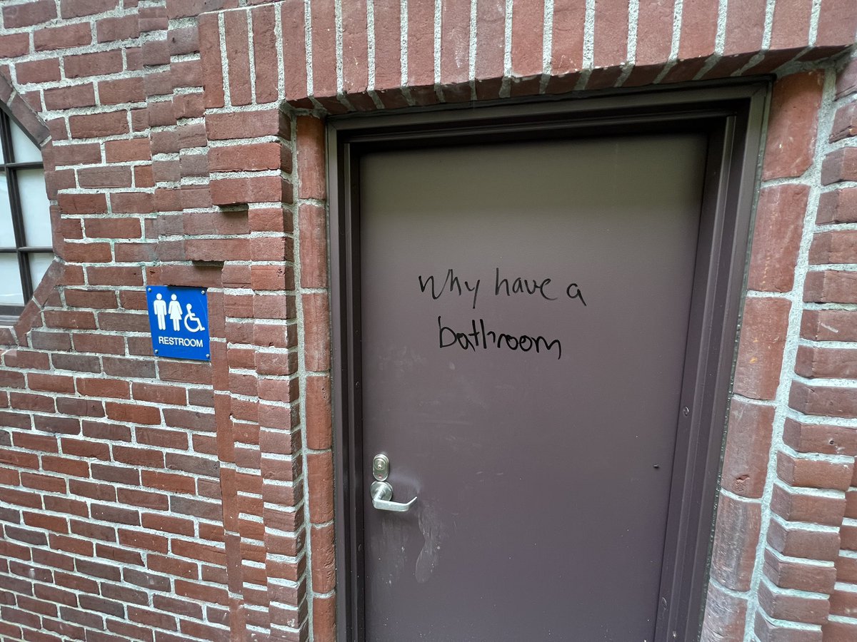 pdxccura's tweet photo. public bathroom closed 🔒
Lownsdale Square
Portland Oregon
May 7, 2022
#pdxparks @PortlandPHLUSH @PDXParksandRec https://t.co/CmDkbDhhWI