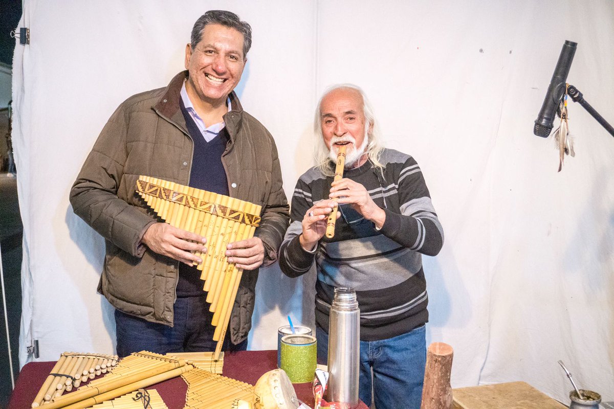 Acompañé a mi esposa a la Feria Internacional de Artesanías, donde pudimos ver y admirar el maravilloso trabajo que hacen y ofrecen más de 300 emprendedores de todo el país. Muchos de ellos, por supuesto, hechos con el cariño y el esfuerzo de manos sanjuaninas.