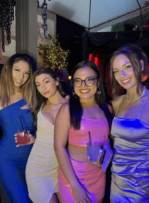 The other night with some fellow sexy workers ✨😘 https://t.co/CV4k9XSMdI<a href="/tag/bussitchallenge"class="tags"><span>#bussitchallenge</span></a>