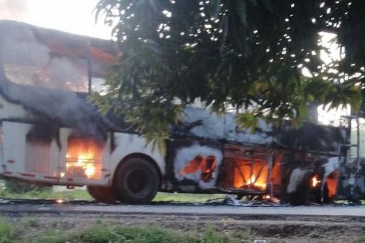 GustavoBolivar's tweet photo. #ParoArmado o toma paramilitar sin reacción del Estado? https://t.co/kVpFaNfFZB