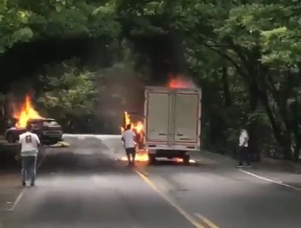 GustavoBolivar's tweet photo. #ParoArmado o toma paramilitar sin reacción del Estado? https://t.co/kVpFaNfFZB